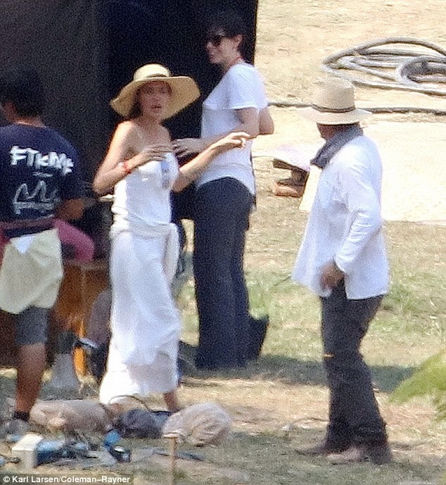 Angelina Jolie gay xo xac tren phim truong o Campuchia-Hinh-5